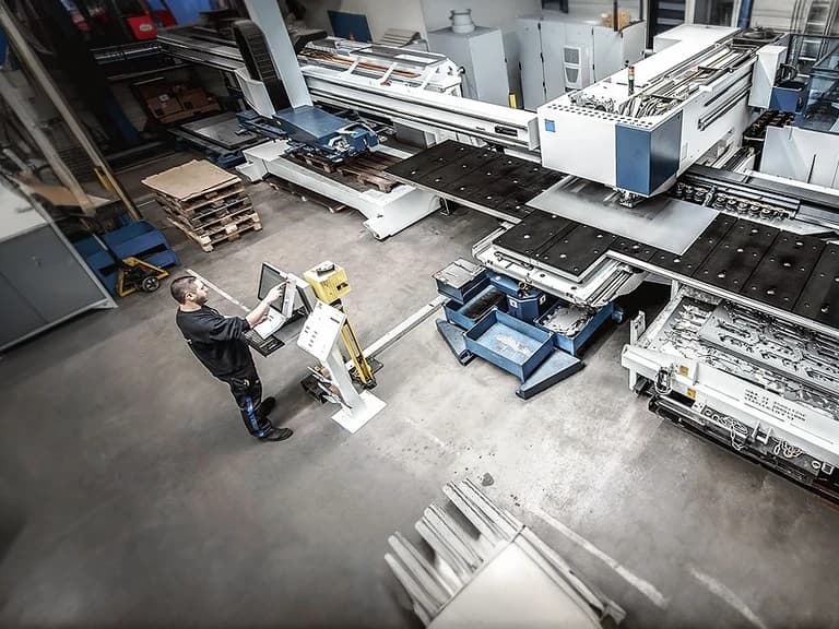 Operatore di macchina che lavora su una tagliatrice laser