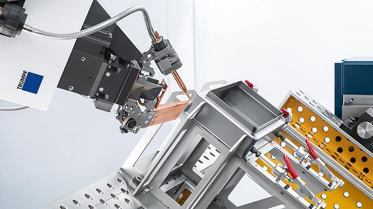 Der FusionLine von TRUMPF ist ein Laserschweißroboter, der mit Draht unterstützt wird, um der Schweißnaht mehr Material hinzuzufügen und Lücken mit einer Breite von bis zu 1 mm zu überbrücken.